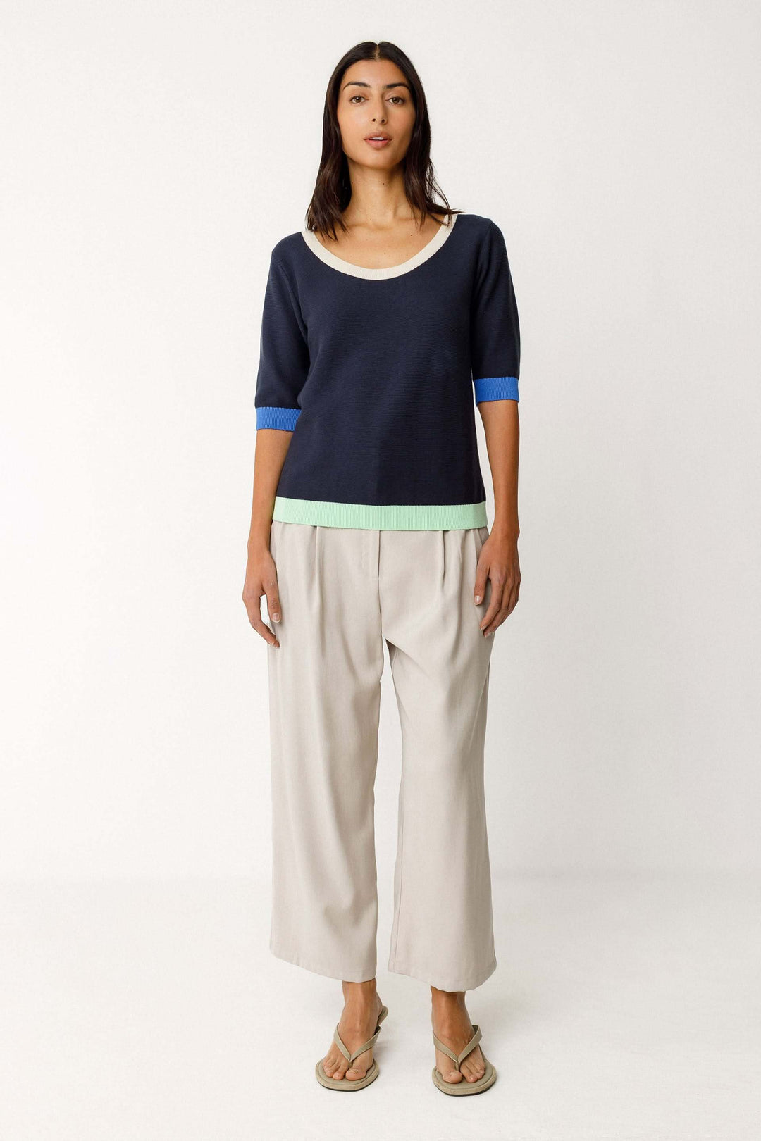 Femme portant un Chandail Lary tricot léger col rond manches courtes, contraste aux manches et ourlet, coupe moderne et décontractée.