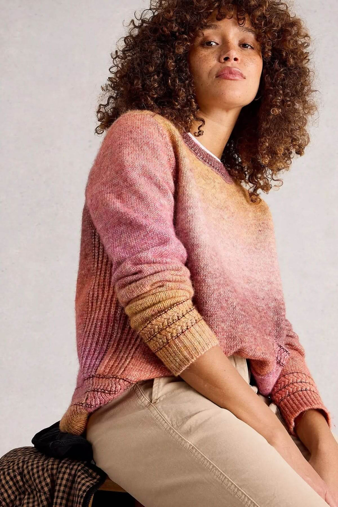 Chandail Lilbet en maille dégradée aux nuances chaudes, coupe décontractée avec poche kangourou, idéal pour un style moderne.
