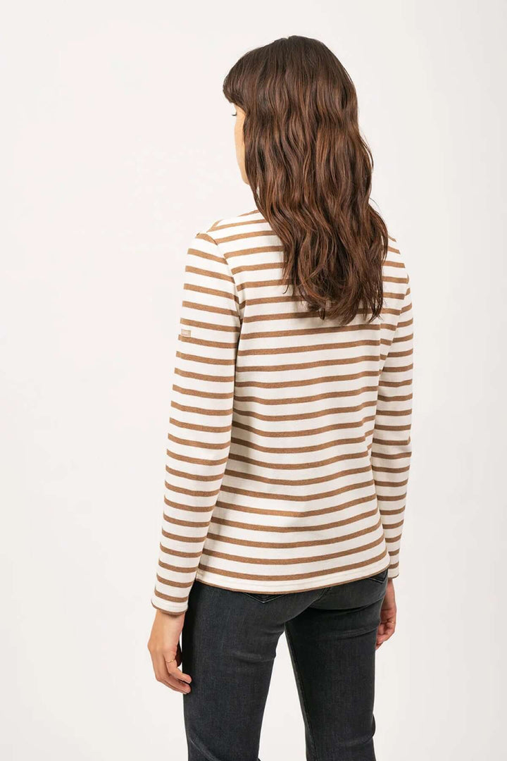 Femme portant le Chandail MERIDAME II en coton rayé, coupe féminine pour morphologies féminines. Confortable pour inter-saisons.