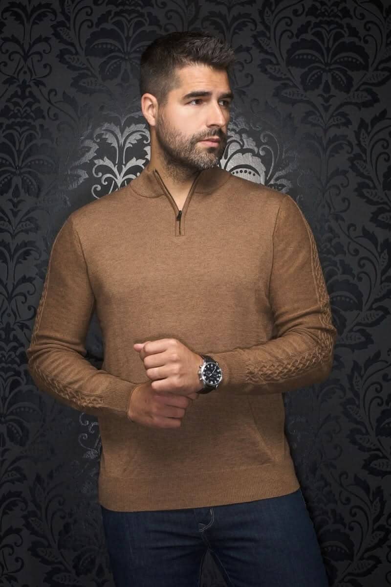 Homme portant un chandail Mesta en laine mérinos, col montant et fermeture éclair, style élégant et décontracté.