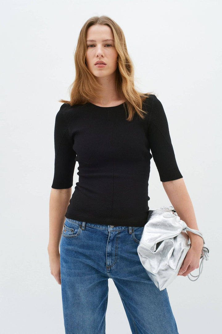 Chandail Mirios noir ajusté avec manches 1/2, porté avec un jean, tenue décontractée et élégante.