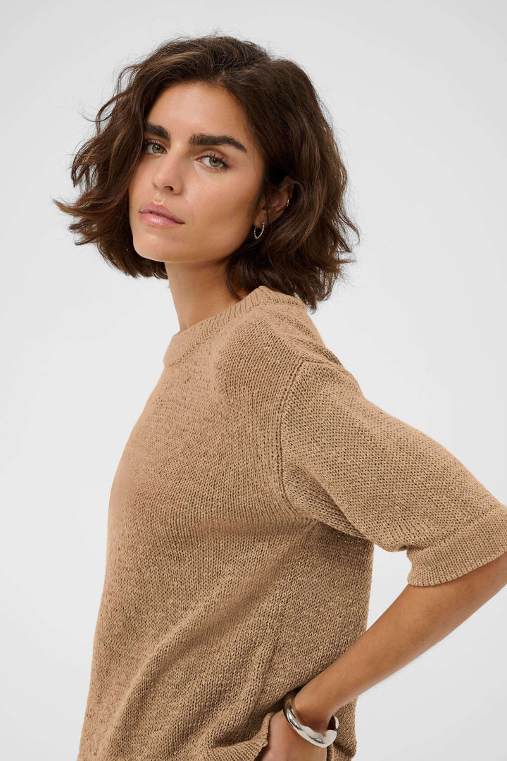 Femme portant le Chandail Sevita en maille légère avec coupe droite et manches courtes pour un style décontracté et moderne.