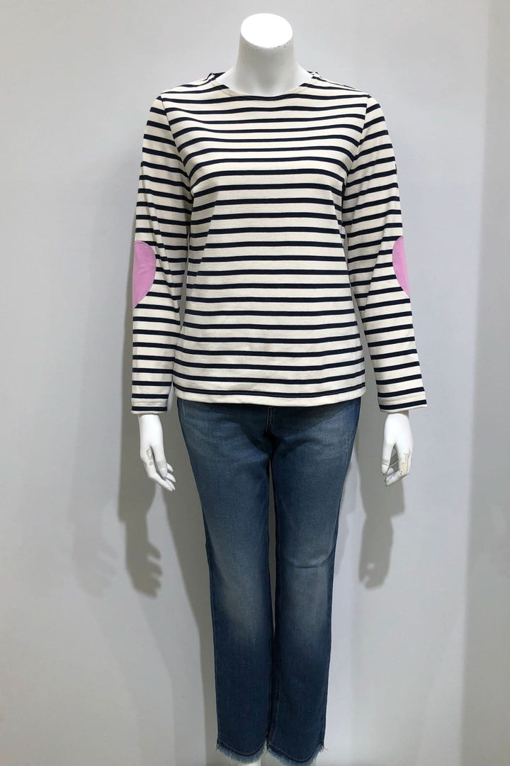 Chandail VAUJANY marinière avec coudières cœur, coupe droite et coton doux, présenté sur mannequin avec jean brut.