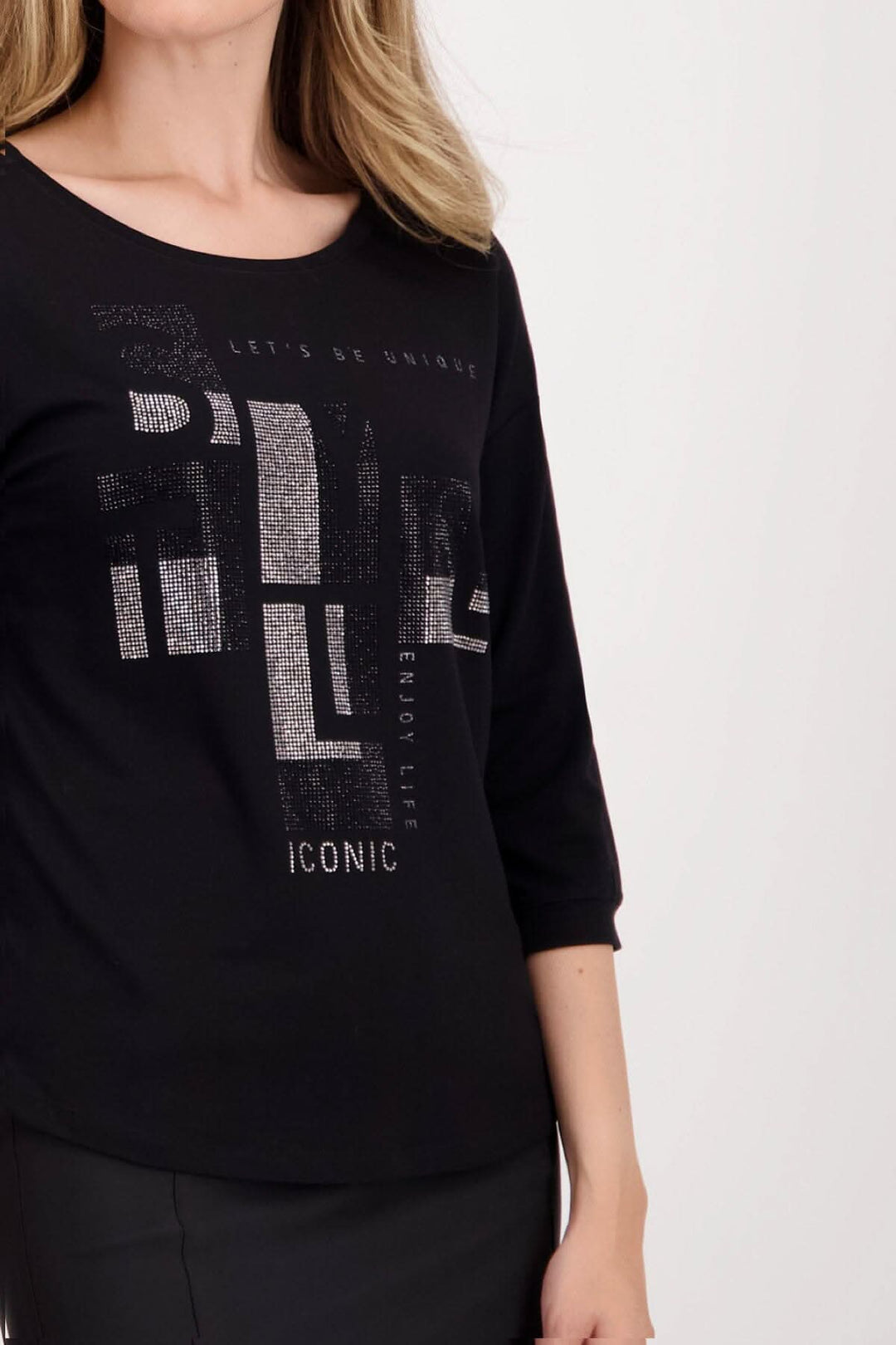 Chandail noir Monari avec lettrage en strass et manches 3/4, parfait pour des looks décontractés modernes.
