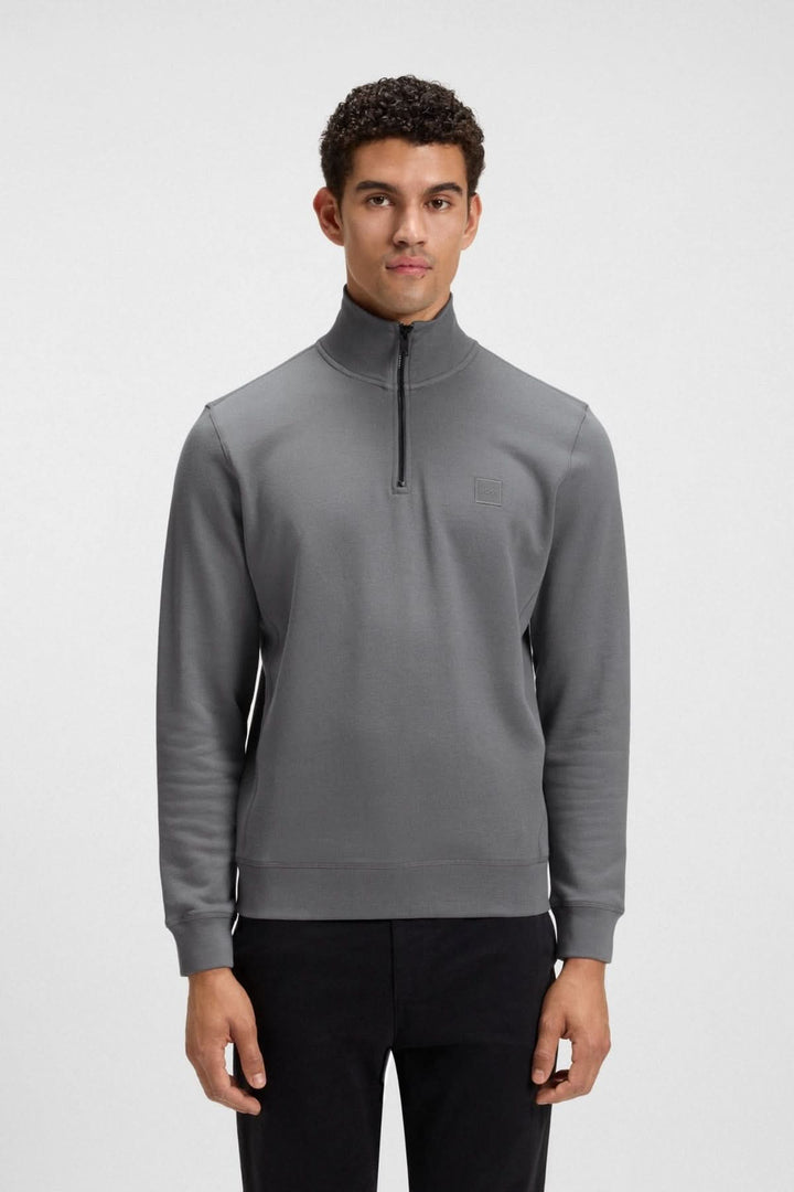 Homme portant un chandail à col montant zippé en coton Terry BOSS gris, coupe régulière, fini bord-côte.
