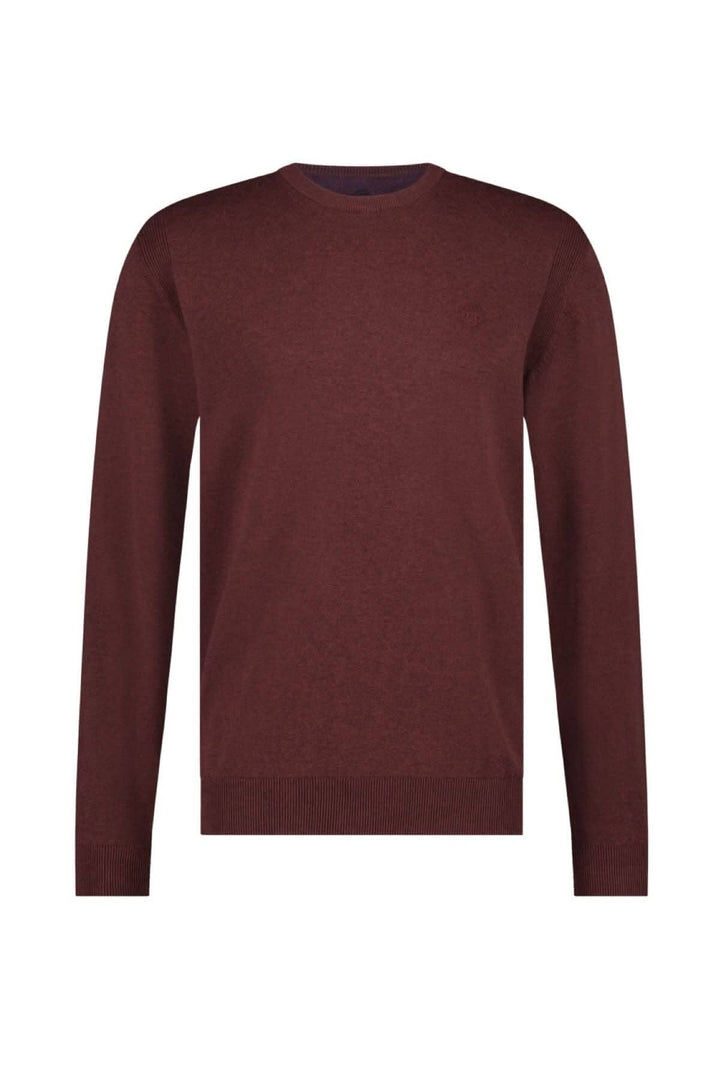 Chandail col ras du cou bordeaux à manches longues, essentiel versatile pour un look simple et confortable.