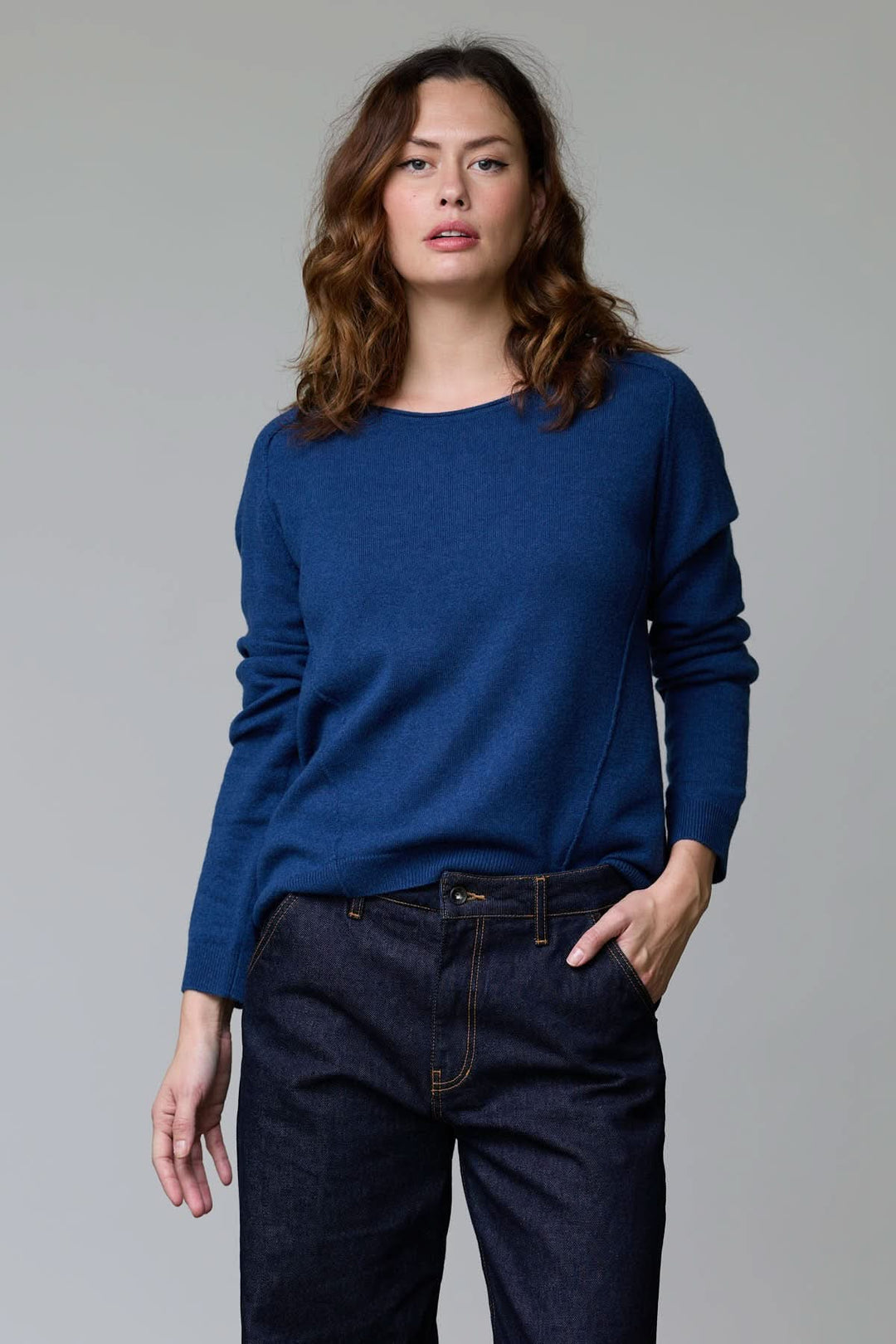 Chandail à col rond bleu marine, coupe classique, porté par un modèle, style décontracté avec jean, élégant et confortable.