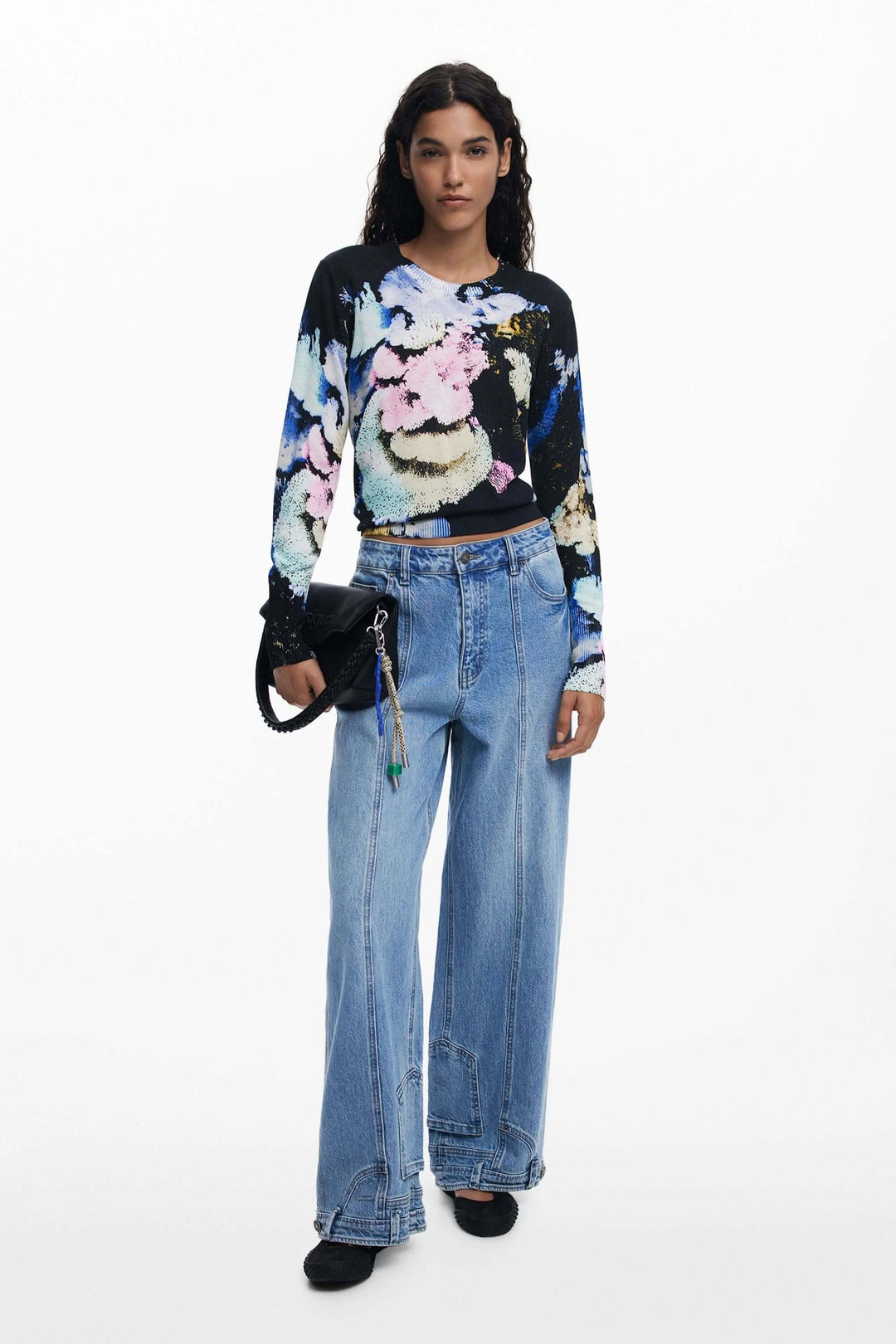 Chandail à col rond avec imprimé floral abstrait, porté avec un pantalon taille haute pour un look équilibré et confortable.