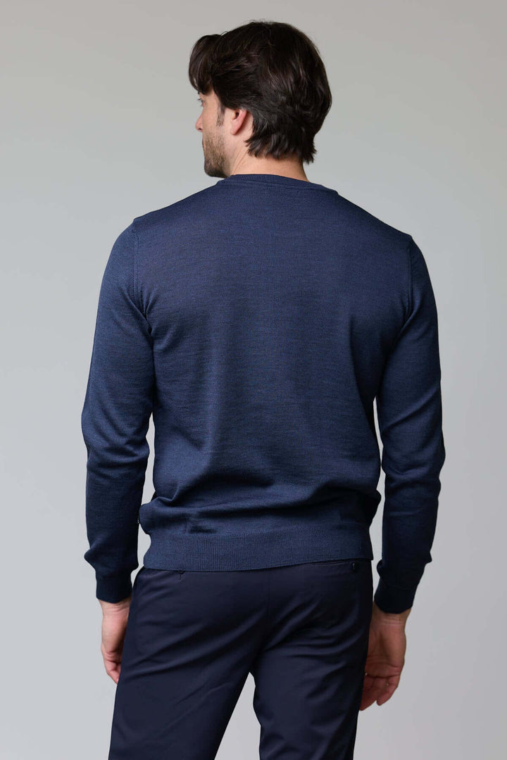 Homme portant un chandail col roulé en laine mérinos vu de dos, montrant le design ajusté et la texture douce du tissu.