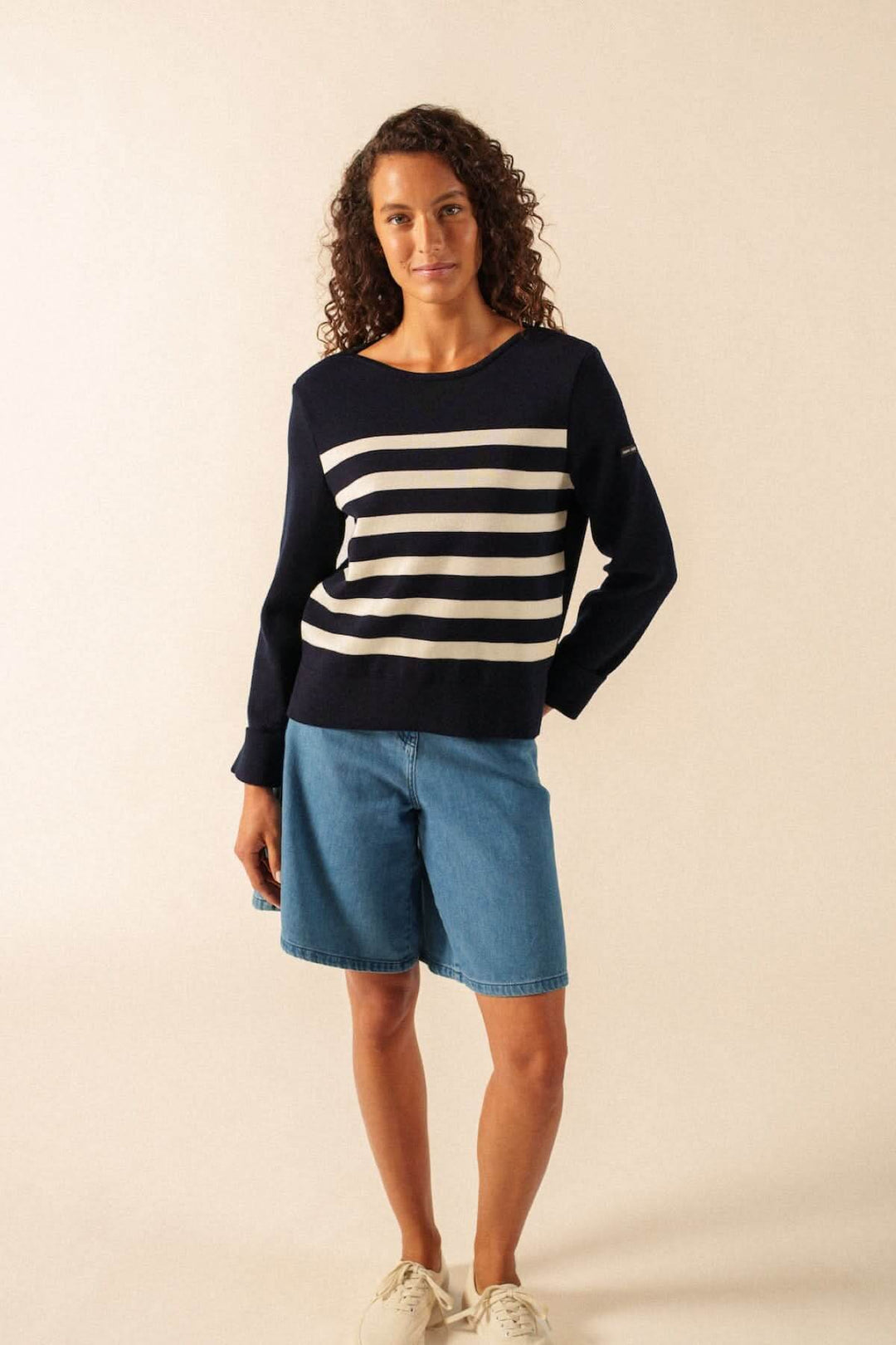 Femme portant un Chandail de tricot MARSEILLAN à rayures, coupe droite, encolure arrondie, manches longues, style décontracté et élégant.