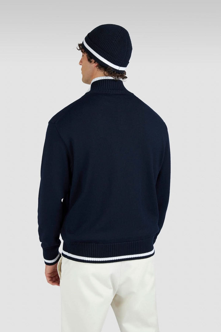 Homme portant un chandail à demi-fermeture bleu marine avec détails contrastés, style décontracté-chic.
