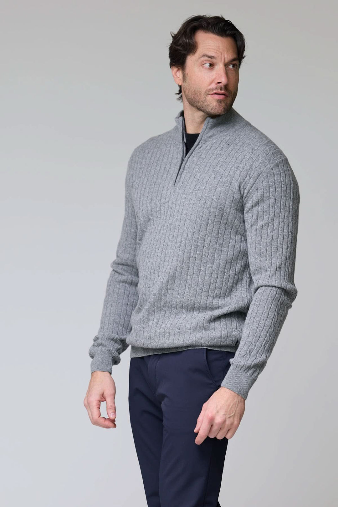Chandail à demi-glissière torsadé en laine gris porté par un homme, avec motif torsadé, idéal pour les journées fraîches.