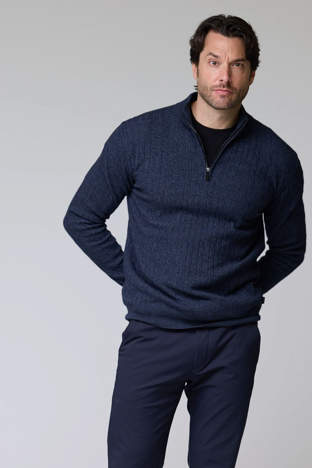Chandail à demi-glissière torsadé en laine, homme portant un pull torsadé bleu marine, col montant, parfait pour temps frais.