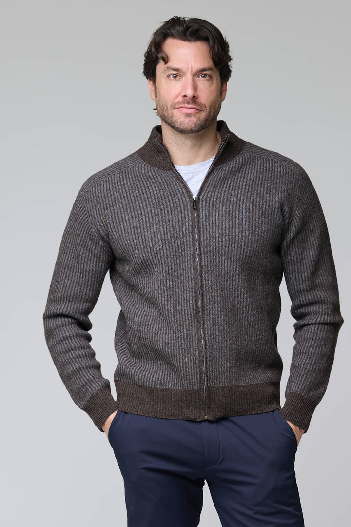 Homme portant un chandail à demi-glissière torsadé en laine mérinos avec motif élégant et col montant, style intemporel et polyvalent.