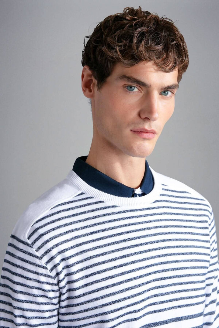 Homme portant un pull à col rond rayé blanc et bleu de la collection Paul &amp; Shark Riviera.