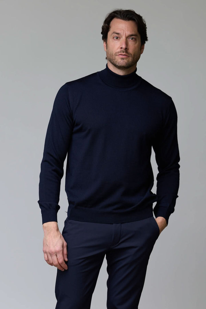 Homme portant un chandail en laine mérinos fine avec col rond, style élégant et intemporel, tricot léger et respirant.