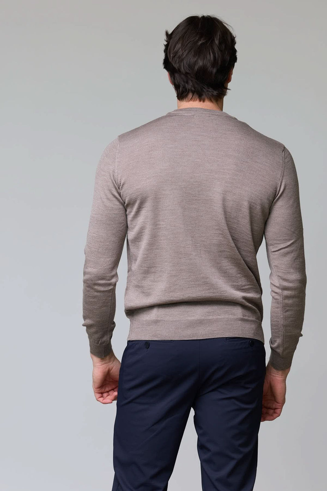 Vue arrière du chandail en laine mérinos fine avec col rond et coupe droite, idéal pour un look élégant et décontracté.