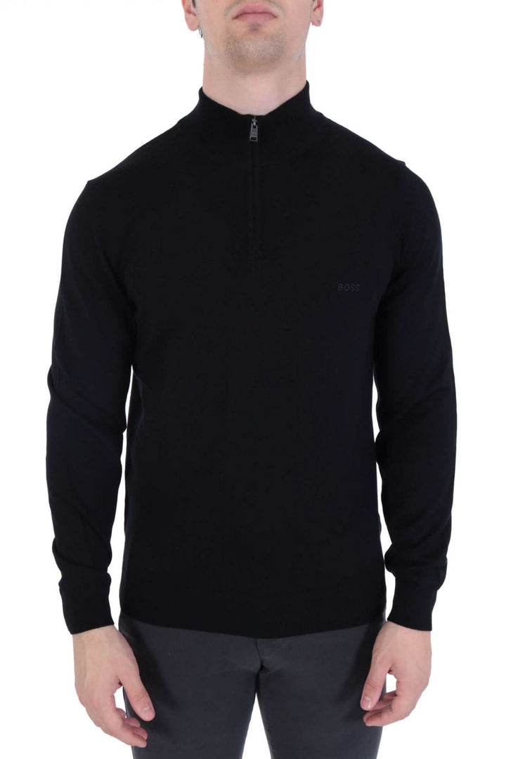 Chandail en laine vierge Botto noir avec col rond, coupe régulière, porté par un modèle masculin moderne.