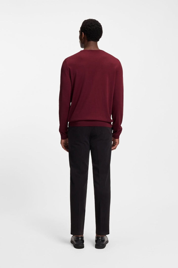 Homme portant un Chandail en laine vierge Leno, coupe ajustée, couleur bordeaux, vue de dos, style élégant et polyvalent.