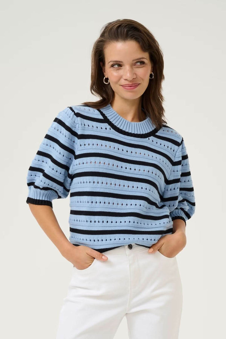 Chandail en maille ajourée rayé bicolore, col rond et manches bouffantes, style moderne et décontracté.