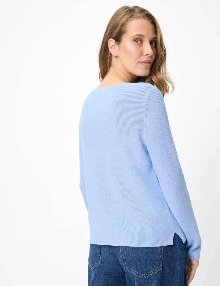 Femme portant le Chandail en maille texturée LESLEY bleu, col bateau et manches longues, vue de dos.