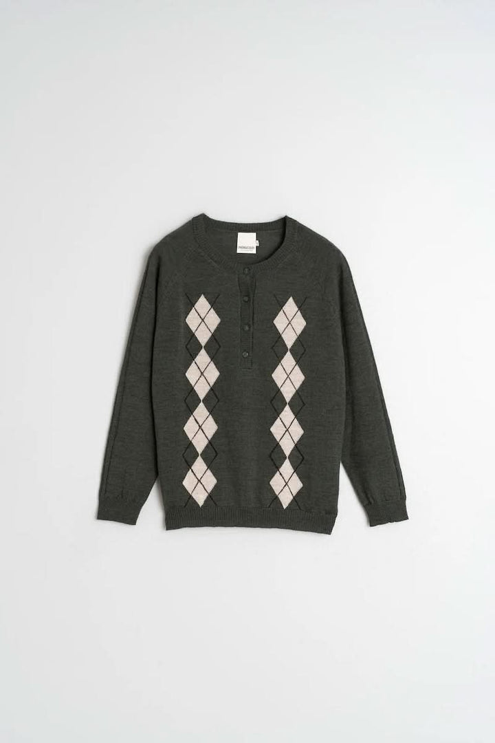 Chandail en mérinos avec motif argyle moderne, patte de boutonnage partielle, col rond côtelé, style preppy-chic.