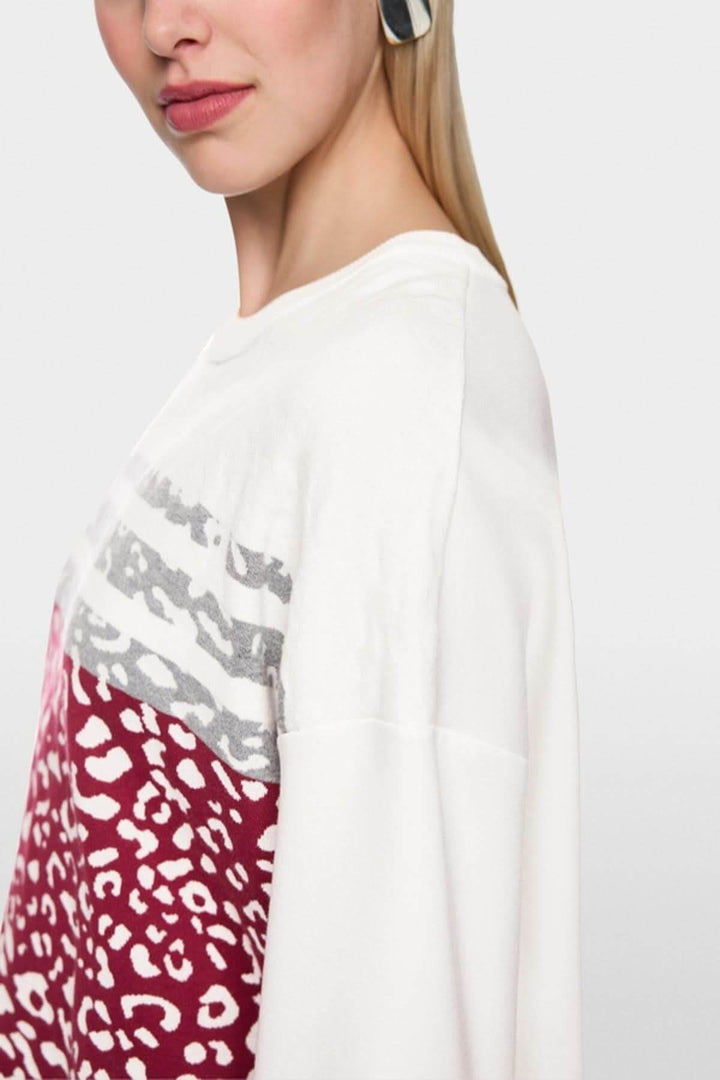 Chandail en tricot moderne avec imprimé graphique et empiècements contrastants, manches longues, coupe droite et col rond.