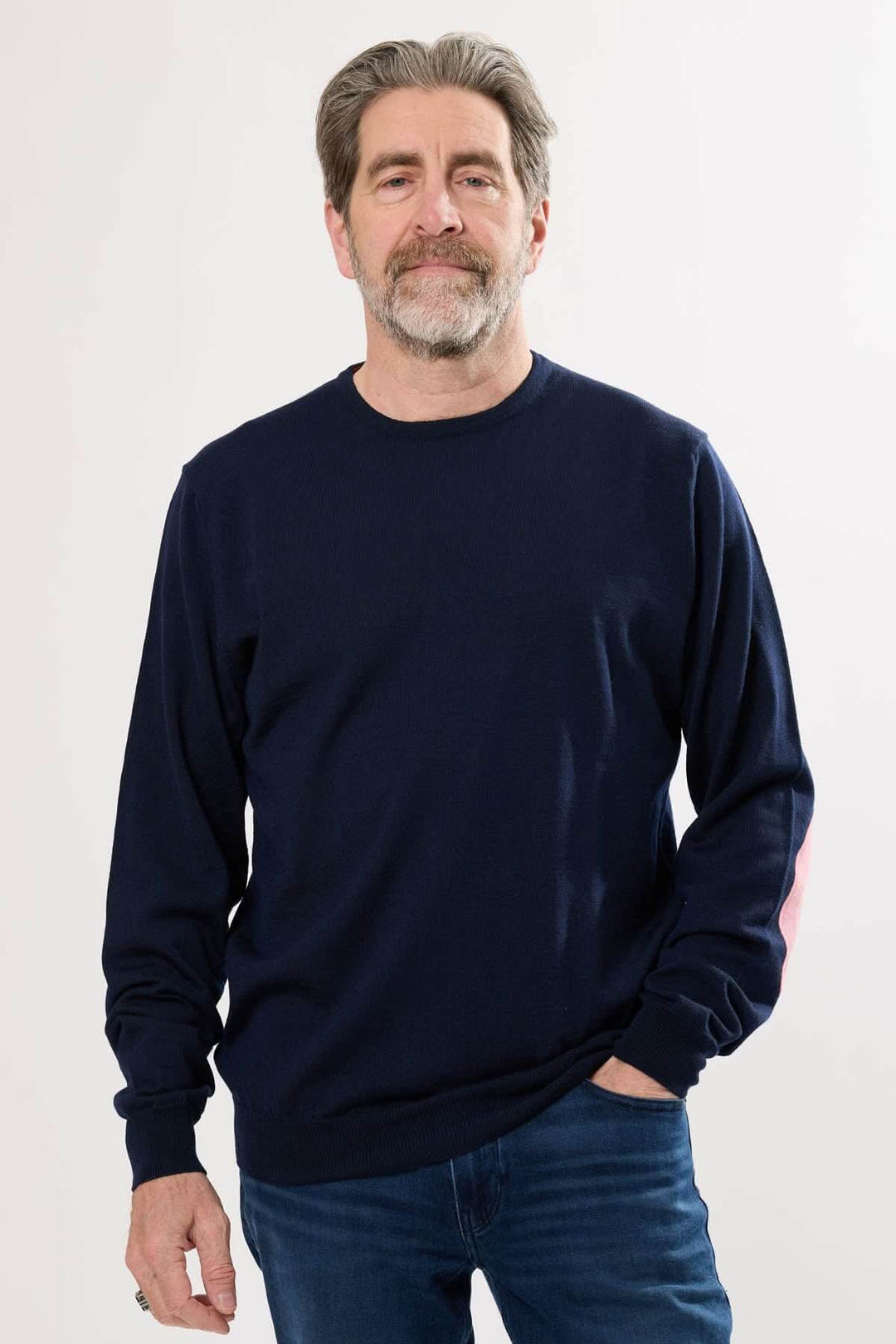 Homme portant un chandail en tricot classique bleu marine, confortable et stylé, avec manches longues.
