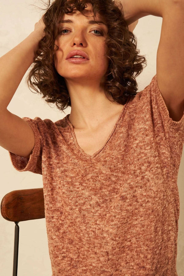 Chandail à manches courtes en fil mélangé avec encolure en V, couleur rose, style décontracté.