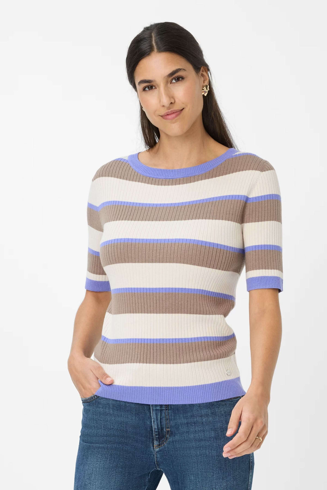 Chandail manches courtes à motif rayé avec encolure ronde, tricot côtelé, porté pour un style décontracté chic.
