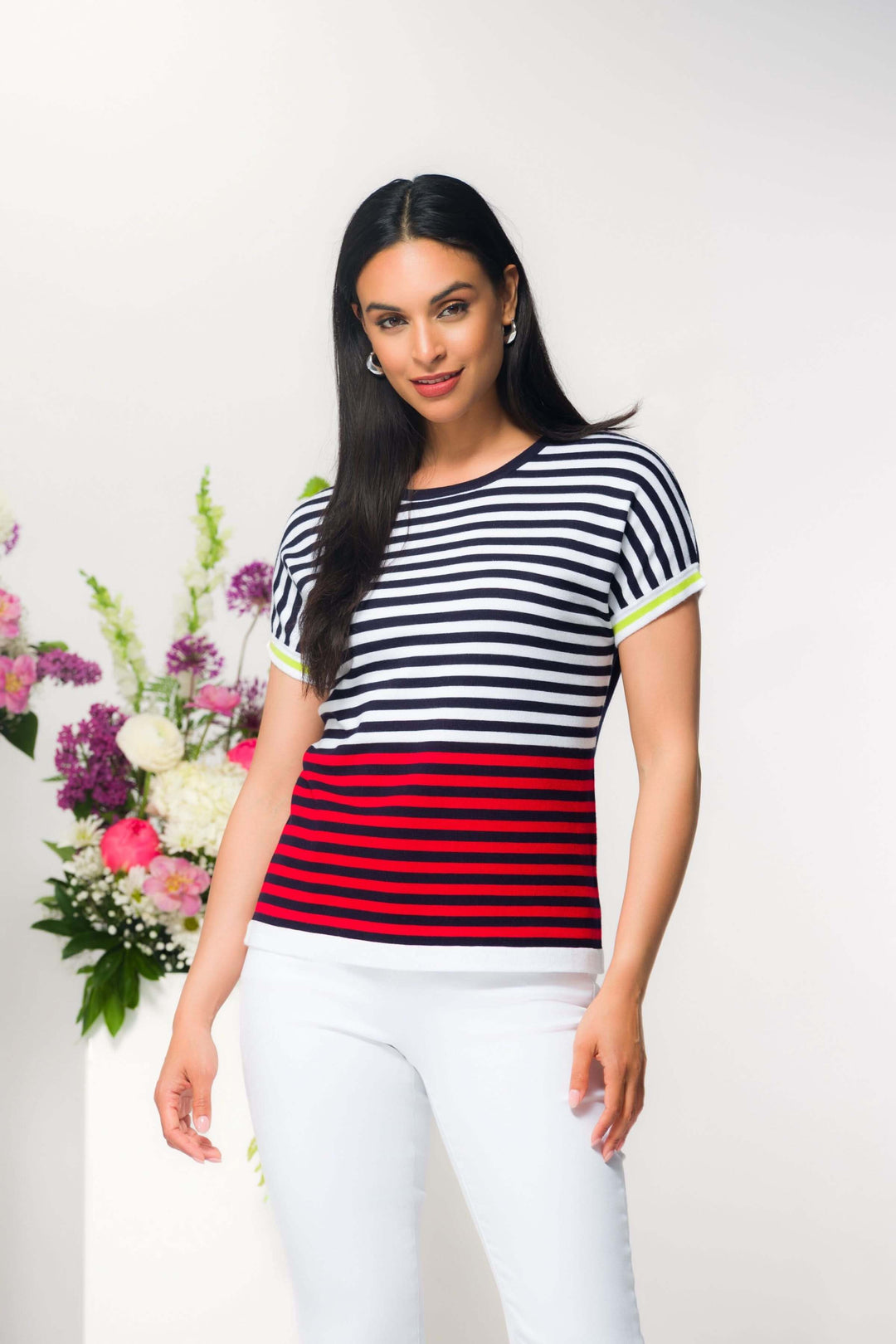 Chandail manches courtes à rayures graphiques, coupe droite et encolure ronde, parfait avec pantalon soigné ou décontracté.