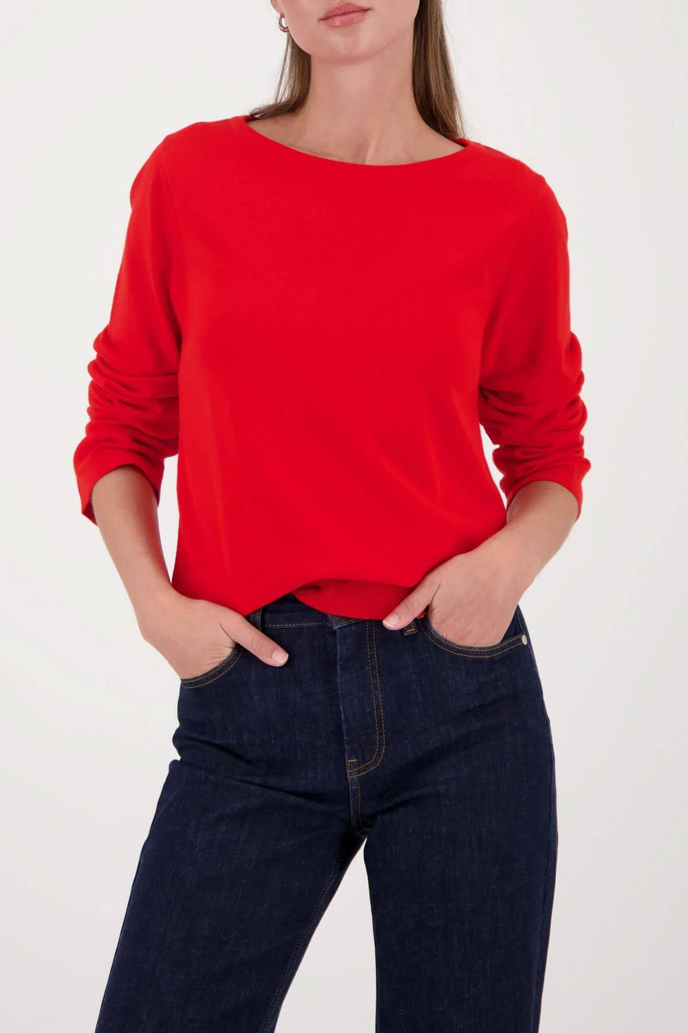Chandail à manches longues col rond rouge avec coupe droite et allure intemporelle pour un style décontracté et élégant.