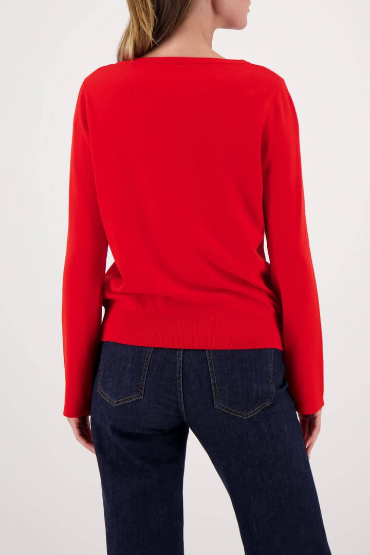 Femme portant un chandail à manches longues col rond en rouge, vue de dos, avec un jean, montrant la coupe droite et l&