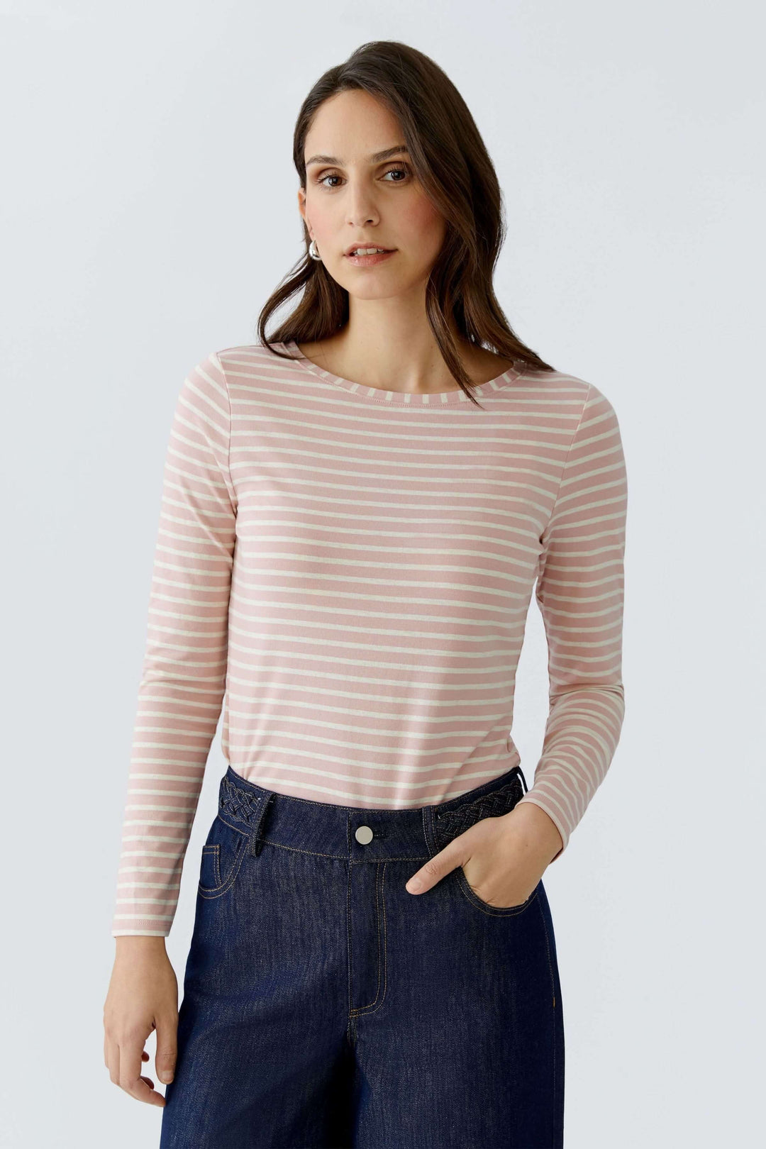 Femme portant un chandail à manches longues ligné avec encolure ronde et coupe droite, idéal pour une garde-robe quotidienne.