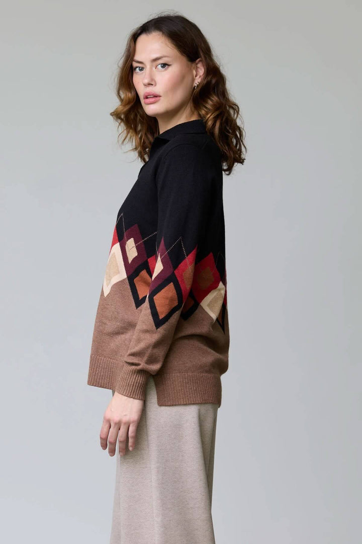 Chandail à motif losanges avec maille douce et coupe décontractée, idéal pour l'automne et l'hiver, présentant un col ouvert élégant.