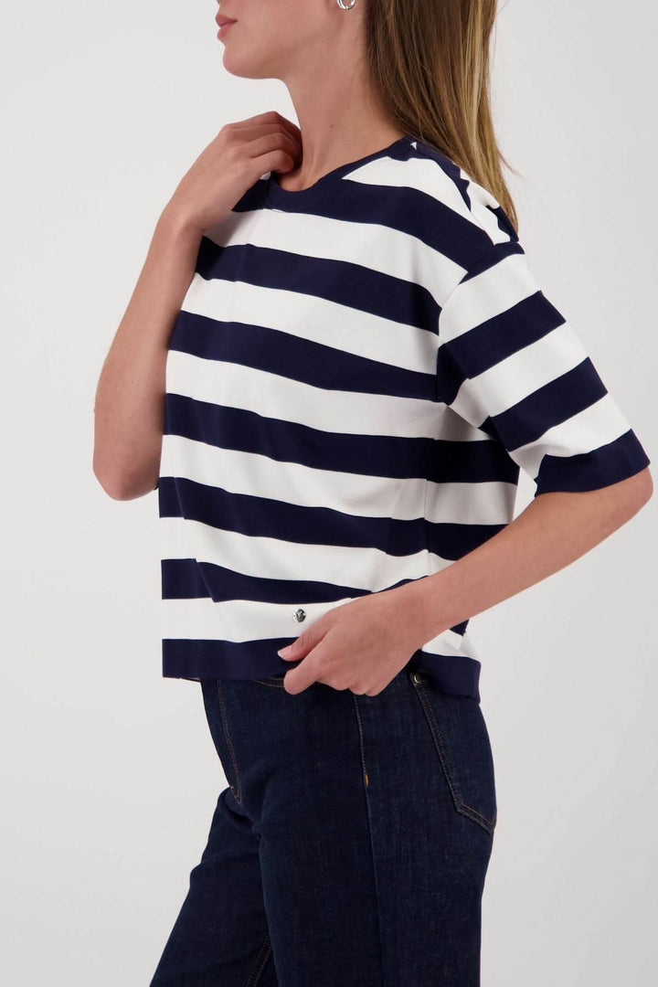 Chandail à rayures col rond pour un look moderne et confortable, idéal à porter seul ou sous une veste.