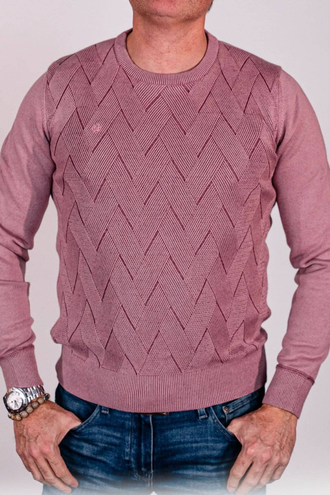 Chandail rose avec motif chevron, élégant et confortable, parfait pour un look décontracté ou habillé.