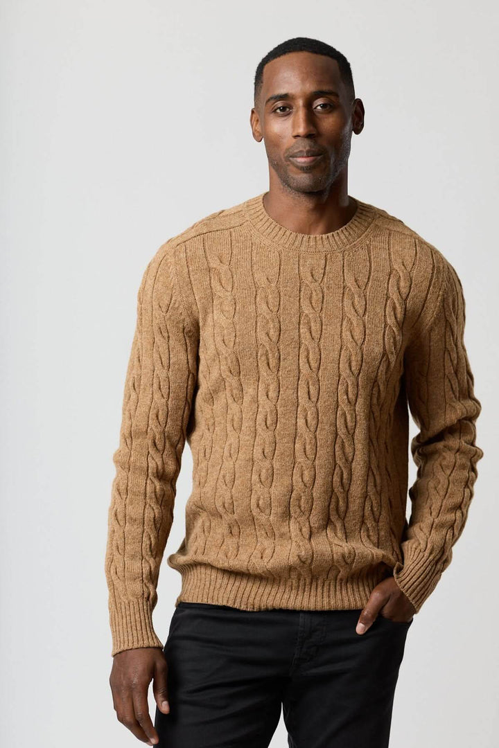 Chandail torsadé col rond en maille câblée marron porté par un homme, idéal pour confort quotidien et style bureau à week-end.