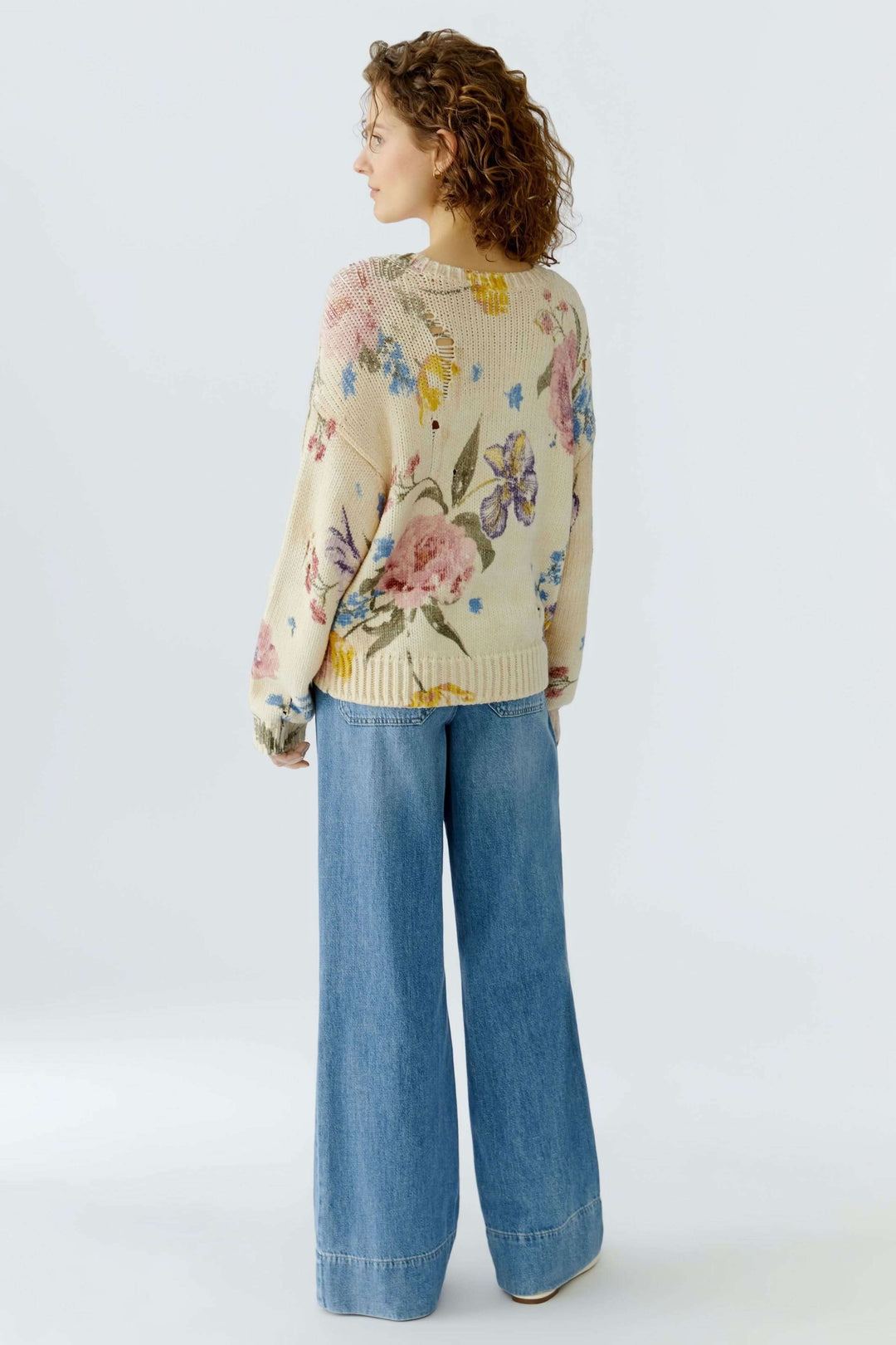 Chandail vintage tendance avec imprimé floral artistique et coupe décontractée, encolure ronde, détails ajourés sur maille.
