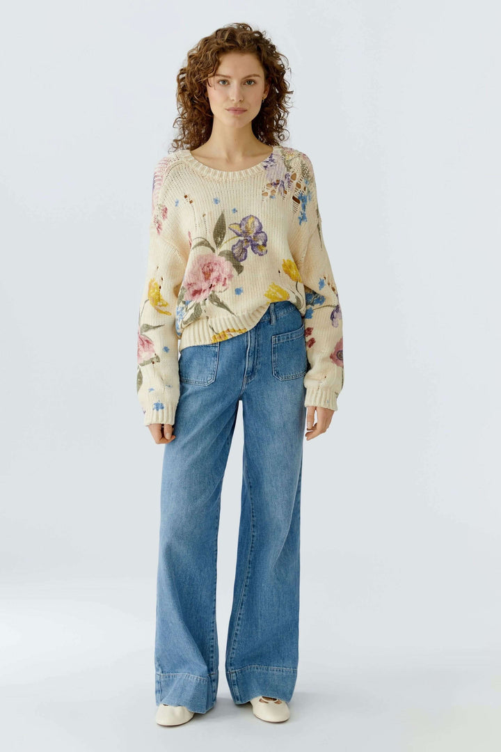 Chandail vintage tendance en maille avec imprimé floral artistique et coupe décontractée, porté par un modèle.