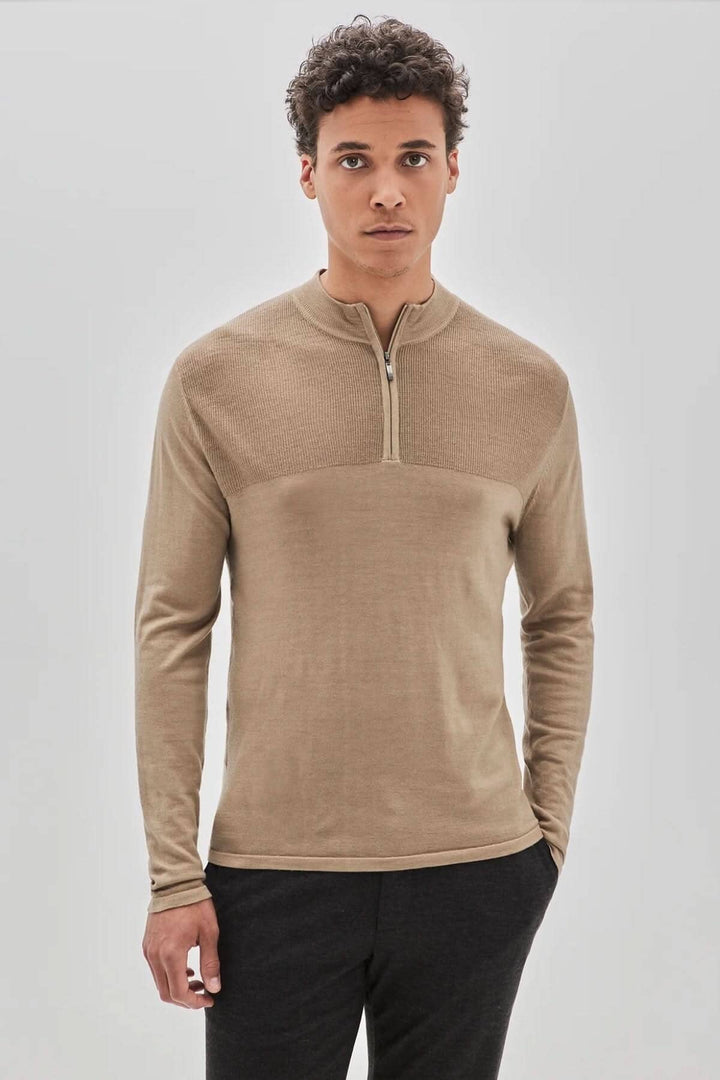 Chandail zippé Newbury en laine mérinos extrafine, élégant et confortable, disponible en couleur beige.