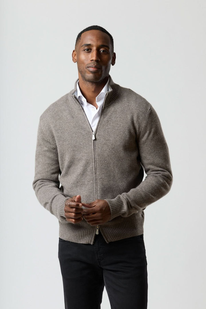 Chandail zippé col montant, style moderne avec maille douce, pour un look masculin et confortable. Parfait pour superpositions élégantes.