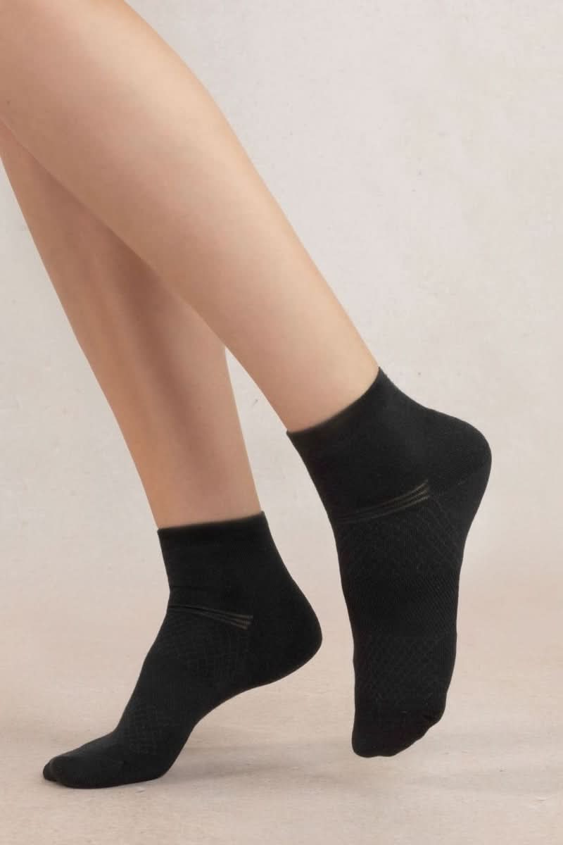 Chaussettes courtes en maille respirante en noir, idéales pour confort et performance au quotidien.