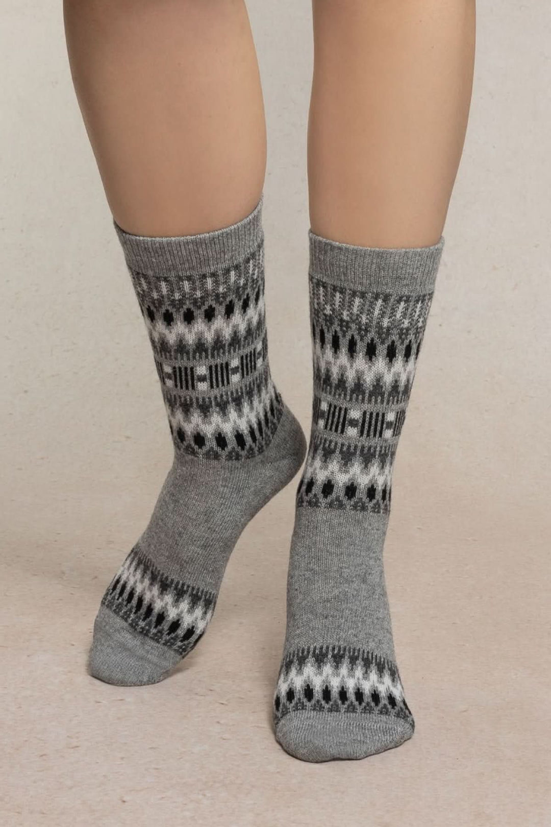 Chaussettes en maille de style norvégien avec motif géométrique et texture douce, parfaites pour affronter les journées fraîches d’hiver.