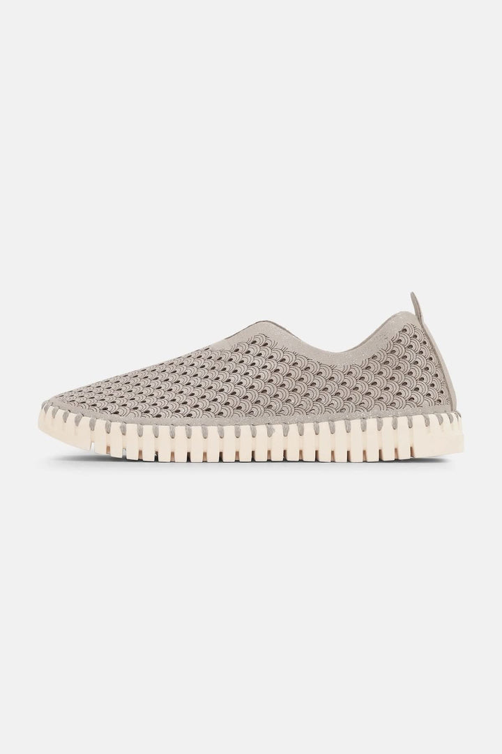 Chaussure ajourée style slip-on en maille grise avec semelle blanche, offrant confort et design moderne. Idéale pour une tenue décontractée.