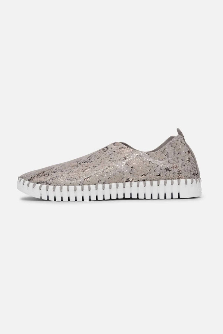 Chaussure légère Ilse Jacobsen imprimée peau de serpent, confortable et pratique, idéale pour les voyages.