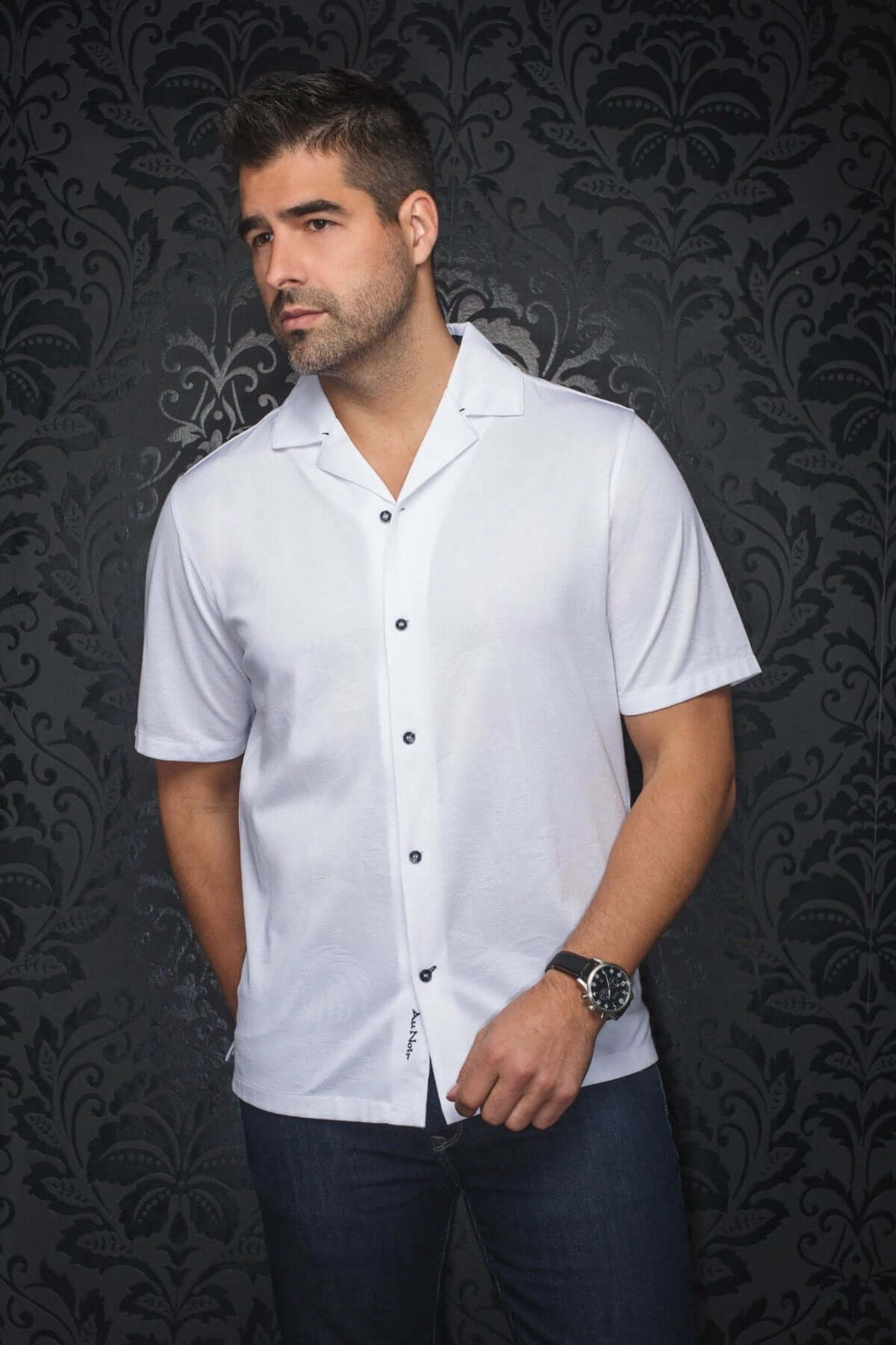 Chemise Brahea à manches courtes, col cubain, tissu texturé, élégante pour soirées ou sorties d'été.