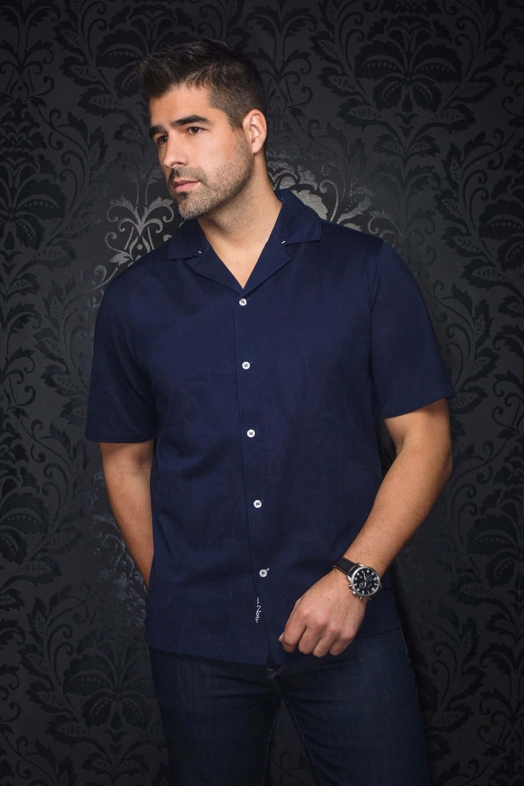 Chemise Brahea à manches courtes, col cubain, motif ton sur ton, parfaite pour des sorties estivales élégantes.