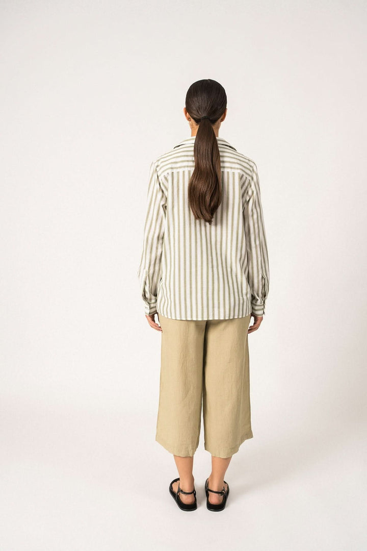 Chemise à rayures CAMILLE ML en coton et lin, vue arrière, style décontracté et élégant, avec un pantalon beige.
