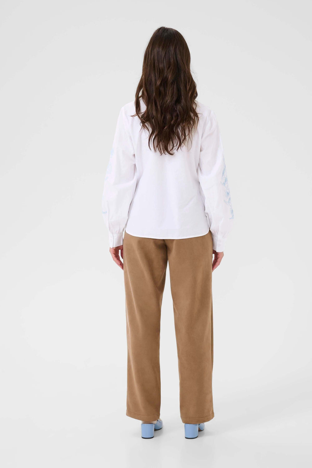 Vue arrière de la Chemise Jolene en blanc, avec une coupe fluide et un motif floral féminin, idéal pour un usage quotidien.
